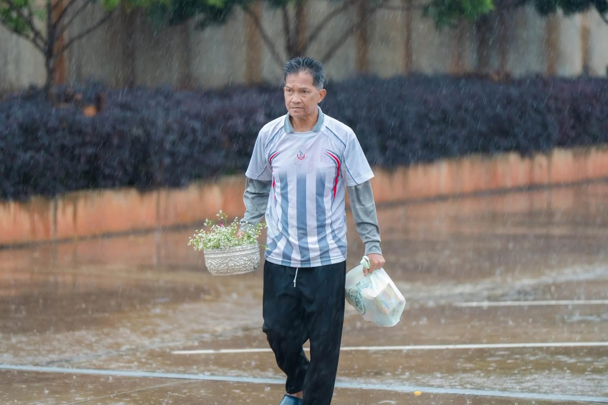 ภาพประกอบ วันอาสาฬหบูชา 2569 …. ฝนตกตั้งแต่เมื่อคืน เมื่อเช้าก็ตกหนักอีก…. คิดไปว่าศรัทธาบ้านขุนจะขึ้นวัดมาทำบุญกันยังไง…แต่ปรากฏว่า ฝนจะตกหนังยังไง ก็ไม่เป็นปัญหาอุปสรรคต่อศรัทธาความเชื่อมั
