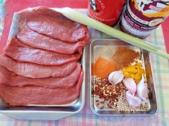 Thịt bò rửa sạch, lau khô, rồi cho hết vào tô cùng với các loại gia vị, dùng bao tay trộn đều. Lấy màng thực phẩm bọc tô thịt để ít nhất 1 tiếng cho thịt thấm hay cho vào ngăn mát tủ lạnh để qua đêm.