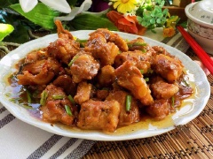 Sườn non kho mặn cực kì ngon khi được ăn cùng cơm nóng và chấm với rau sống hoặc rau luộc nha. Chị em nội trợ còn chờ gì mà không lưu lại công thức này ngay để làm ăn nào.