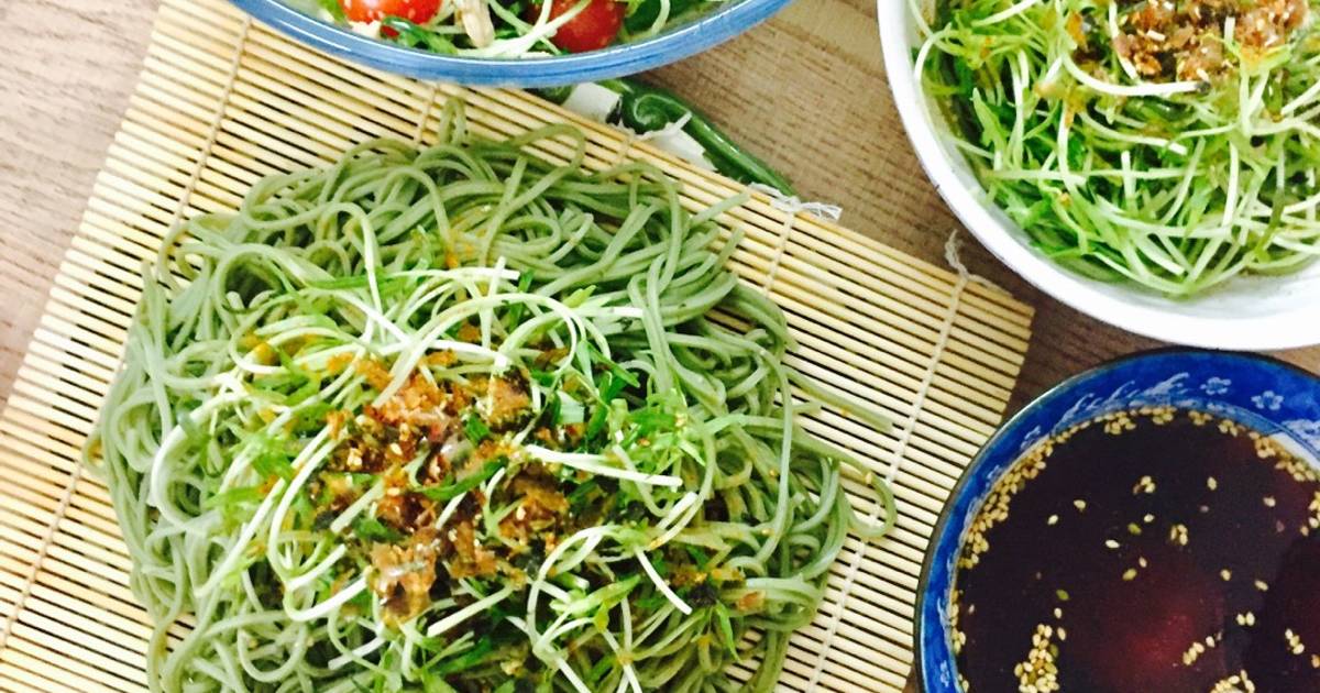 Bữa ăn xanh: mì soba lạnh và salad cá ngừ rau mầm