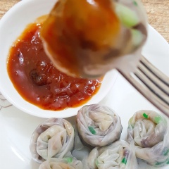 Bày ra đĩa thôi nào, cho thêm vài cọng ngò rí để trang trí rồi chụp hình khoe với bạn bè thôi nào. Vậy là món bánh tráng lụi Tây Nguyên đã hoàn thành rồi đó. Từng cuộn bánh tráng được gói đẹp mắt, chấm vào nước sốt me chua ngọt sẽ khiến bạn cứ muốn ăn mãi không thôi.