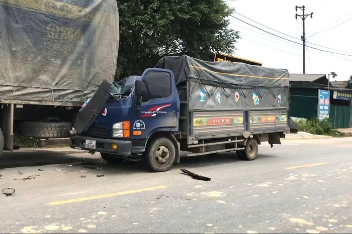 Xe tải đâm vào xe đầu kéo trên QL2 qua Tuyên Quang, một người tử vong tại chỗ - Báo Xây Dựng