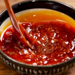 Pha hỗn hợp sốt sa tế: 2 muỗng canh ớt sa tế, 2 muỗng canh muối tôm, 1 muỗng cà phê muối tôm, 1/2 muỗng cà phê hạt nêm, 1 muỗng cà phê đường, trộn đều cho các hỗn hợp hòa quyện với nhau.