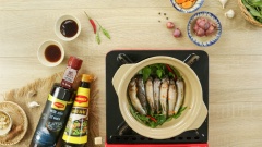 Rau răm rửa sạch, lót dưới đáy nồi, xếp xen kẻ 1 lớp cá rồi đến 1 lớp rau, rắc thêm 3-4 quả ớt, đậy nắp, đun lửa lớn cho nước cá sôi lên sau đó hạ lửa kho liu riu 10 phút đến khi nước keo lại.