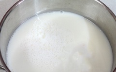 Đổ nước đậu nành đã lọc vào nồi, nấu sôi nhỏ lửa khoảng 15 phút. Tắt bếp, để nguội khoảng 40-45 độ C.