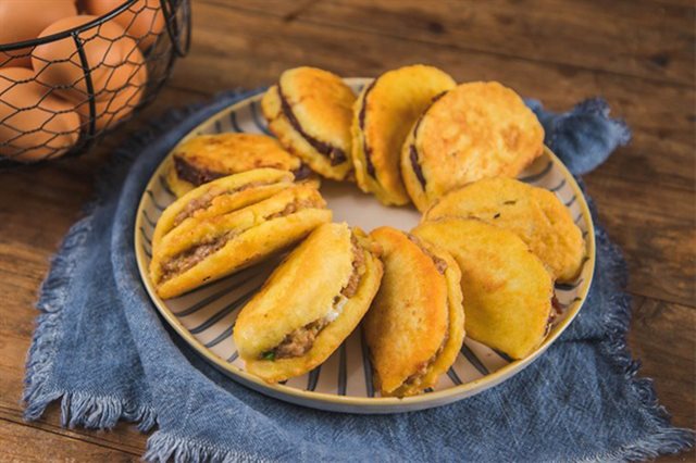 Bánh Bao Chiên Kẹp Thịt Và Đậu Đỏ