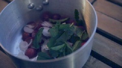 Cho rau mùi, lá bạc hà, hành tây thái lát mỏng, cà chua và cả hành tím vào âu trộn hoặc nồi nhỏ. Chuẩn bị một bát con, cho đường nâu vào, kế đó thêm 3 muỗng canh nước nóng để làm tan đường nâu, thêm nước mắm, hạt tiêu và nước cốt chanh vào trộn đều cho đến khi hỗn hợp hoàn toàn quyện đều. Đổ hỗn hợp này vào âu thịt bò và các loại rau, trộn đều.