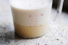 Đổ sữa đặc có đường ra một bình vừa. Sau đó, đổ sữa tươi không đường vào rồi trộn đều với nhau.