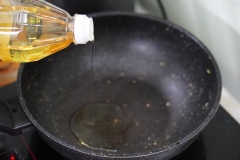 Cho vào chảo nóng 3 muỗng canh dầu ăn, 1 muỗng canh dầu mè. Phi thơm tỏi băm, gừng băm, hành củ. Tiếp đến, cho thịt bò bằm, 1 muỗng canh nước tương, 2 muỗng canh sa tế, trứng thừa vào xào chung. Khi thịt bằm xào sa tế gần chín và có màu đỏ đặc trưng của món ăn Tứ Xuyên thì cho 1 ít nước vào xào cho sệt. Đợi hỗn hợp sôi cho hành băm nhuyễn vào, nấu cho sôi thêm khoảng 3-5 phút nữa thì tắt bếp.