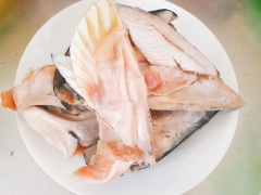 Cá hồi chọn đầu cá còn tươi, thịt đỏ, mắt trong. Cá mua về cắt miếng vừa ăn rồi rửa sạch rồi để ráo. Nếu sau khi rửa cá xong mà chưa ăn ngay thì bạn cho vào tủ lạnh để cá tươi nha. Đun nóng 2 muỗng cà phê dầu ăn, cho sả và gừng vào phi thơm. Sau đó cho cà thơm vào xào. Khi cà và thơm vừa săn lại thì cho vào nồi 1.5 lít nước. Nêm vào nồi 1 muỗng canh nước mắm, 1 muỗng canh muối, 1 muỗng cà phê hạt nêm, 1 muỗng cà phê bột ngọt, 2 muỗng canh đường.Nấu đến khi cà và thơm chín là hoàn thành.