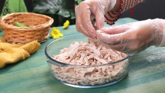 Ức gà bạn hãy đem rửa sạch với nước, nếu muốn khử sạch mùi hôi của thịt kỹ hơn thì có thể bóp thêm với nước muối hạt rồi rửa sạch. Bắc nồi nước lên bếp, nấu sôi, cho 3 củ hành tím đập dập vào luộc với 800gr thịt gà cho thơm. Đậy nắp luộc gà 30 phút cho gà chín đều.