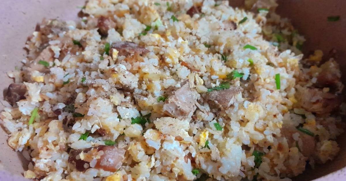 Cơm chiên thịt quay cá mặn