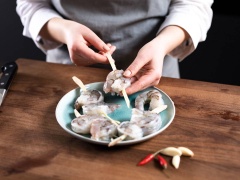 Trong lúc đợi súp sôi, bạn chuẩn làm sạch tôm, bỏ đầu, bỏ chỉ đen. Băm nhỏ 1 tép tỏi còn lại. Cắt khoanh ớt. Rọc sả thành que dài. Dùng que tre xiên qua tôm rồi rút ra, dùng đoạn que sả để đâm xuyên qua tôm theo dấu que tre. Ướp tôm cùng một ít muối. Đun nóng dầu ăn trong chảo, áp chảo que tôm khoảng 2 phút rồi cho ớt cùng tỏi băm vào. Tỏi ớt thơm là có thể tắt bếp.