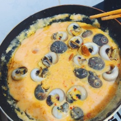 Bắc một chảo nóng, cho vào 150gr bơ, dùng đũa tán đều bơ. Sau đó cho vào 2 muỗng canh tỏi xay và đảo đều đến khi thấy tỏi ngả vàng. Tiếp tục cho vào 1 muỗng canh đường, ½ muỗng canh hạt nêm, 4 muỗng canh tương ớt, 1 muỗng cà phê ớt xay nhuyễn và 50ml sữa tươi không đường đảo đều. Đến khi hỗn hợp đồng nhất thì cho 150gr ốc mỡ đã luộc vào. Đảo nhanh tay với lửa lớn, khi ốc bám đều sốt và sốt sệt lại thì tắt bếp.