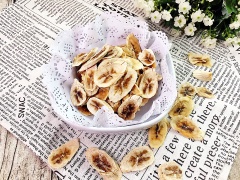 Snack chuối sấy khô với những lát chuối giòn rụm. Tranh thủ những lúc rảnh rỗi bạn có thể làm ngay vài mẻ snack chuối bảo quản kín trong hũ dùng dần trong thời gian dài. Có thể dùng làm mứt Tết cũng được.