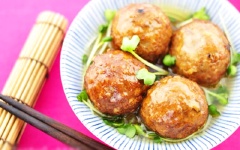 Tắt bếp, bày ra đĩa, rắc tiêu lên, dùng với cơm.