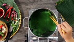 Bột làm bánh nậm sau khi ủ cho lên bếp, để lửa vừa và khuấy thật đều tay. Khuấy liên tục đến khi hỗn hợp bột bắt đầu sệt lại thì tắt bếp. Cắt lá chuối thành miếng bề ngang khoảng 15-20cm, cho vào nước sôi có pha chút dầu ăn rồi trụng khoảng vài giây sau đó thấm khô để dễ gói bánh nậm.