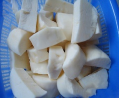 Khoai mì sắn về đem rửa thật sạch rồi tiến hành bóc bỏ vỏ, cắt từng khúc nhỏ vừa ăn. Sau đó, dùng một bát nước muối loãng để ngâm khoai mì trong thời gian từ 5-6 tiếng đồng hồ để loại bỏ bớt độc tố. Rửa sạch gừng tươi, cạo sạch vỏ rồi mang đi thái chỉ.