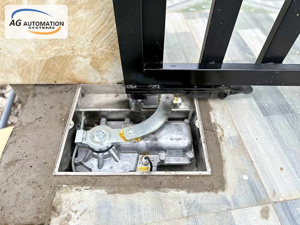 Mở nắp hộp motor cổng âm sàn để kiểm tra