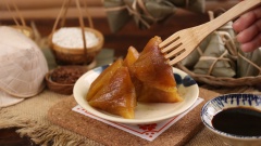 Thành phẩm: Bánh tro chín tạo thành khối, vàng óng, có độ trong như thạch. Cắn một miếng sẽ thấy vỏ bánh dẻo và cảm nhận vị ngọt bùi từ nhân đậu. Bạn có thể chấm cùng mật mía để tăng vị ngọt của bánh.