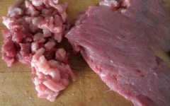 Thịt nạc rửa sạch, cắt nhỏ. Sau đó, cho thịt nạc vào tô cùng 5gr bột nở, 1/2 muỗng cà phê muối, 1/2 muỗng cà phê tiêu, 1 muỗng cà phê đường trắng, 1 muỗng canh nước mắm, 1 muỗng cà phê hạt nêm, trộn đều.