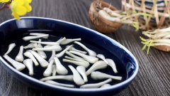 Cách làm kiệu ngâm giòn: Pha nước và 50gr phèn chua rồi cho kiệu đã gọt sạch rễ vào ngâm 2 tiếng sau rồi rửa lại lần nữa cho sạch. Rồi đem kiệu phơi 2-3 nắng gắt cho đến khi kiệu khô lại, sơ chế lại kiệu thêm lần nữa, lột bớt màng kiệu và phần rễ khô còn sót lại.
