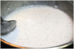 Bột bắp hòa với chút nước cho tan rồi cho vào nồi nước cốt dừa, vừa cho vừa khuấy đều để tạo độ sánh nhẹ cho nước cốt. Khi nước cốt dừa sôi nhẹ, đường tan, bột chín là được.