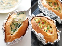 Lấy giấy bạc quấn xung quanh bánh mì, nhớ chừa phần rỗng múc nhân vào nha. Sau đó, múc từ từ hỗn hợp đã trộn vào. Bật lò nướng trước 10 phút ở 180 độ C. Cho bánh mì lên khay và cho vào lò nướng tầm 10 phút đến khi thấy bánh mì vàng giòn, thơm lừng thì tắt lò lấy bánh ra. Lấy giấy bạc bọc xung quanh bánh mì sau đó múc nhân đổ vào phần lòng bánh. Bật lò nướng ở 180 độ C trước 10 phút sau đó cho bánh vào nướng 10 phút là được.