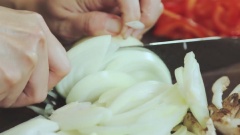 Nấm hương cắt bỏ phần chân, thái nhỏ. Ớt chuông rửa sạch, thái chỉ. Hành tây thái miếng vừa ăn. Cà rốt thái chỉ. Cải bó xôi rửa sạch.