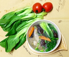 Cho ra tô thêm ít tiêu, hành lá. Canh ngon, mát, kết hợp thêm vị ngọt của cánh gà rất hài hòa. Thêm vào thực đơn gia đình tối nay nhé!