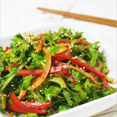 Thật đơn giản và nhanh chóng, món salad rau diếp xoắn của bạn đã hoàn thành