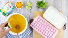 Nhắc bếp xuống rồi cho 2/3 cam mandarin Dole đã xay nhuyễn và nước cốt 1/2 trái chanh vào nồi khuấy đều. Rót thạch vào khuôn rồi để thạch đông. Giữ lạnh đến khi dùng.