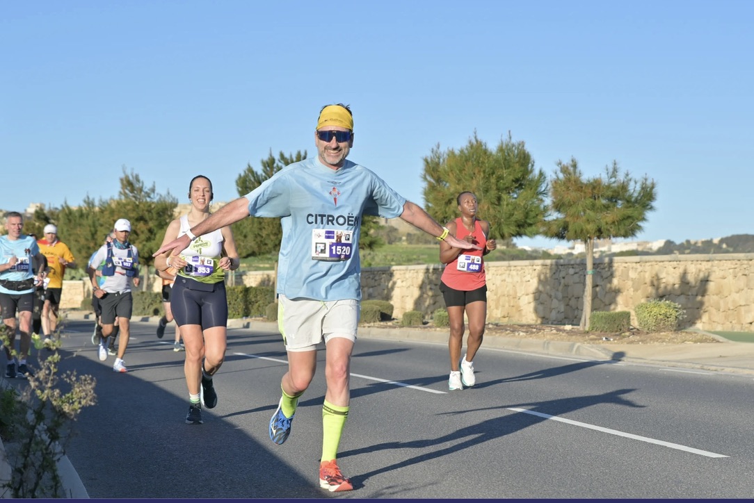 Suso corriendo al inicio del Malta Marathon con otros corredores