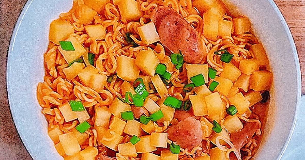 Mỳ xúc xích hầm khoai tây cay ngọt