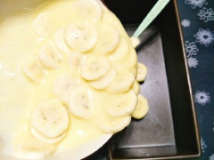 Bột bánh chuối hấp dẻo mềm: Cho 120g bột năng vào tô cùng với 1 muỗng muối, 40g đường, chế từ từ 140ml nước và khuấy cho bột hòa tan đều. Lưu ý lượng nước để được hỗn hợp bột sánh, không quá đặc, không quá loãng. Khi đã được phần bột thì bạn cho chuối vào, trộn đều lên thật nhẹ nhàng tránh làm nát chuối. Sau đó đổ chuối vào khuôn đã chuẩn bị sẵn, dàn đều. Khuôn bánh nên cao cỡ 3 - 4cm thì bánh khi cắt ra sẽ đẹp hơn.