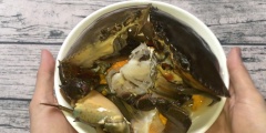 Làm sạch cua.