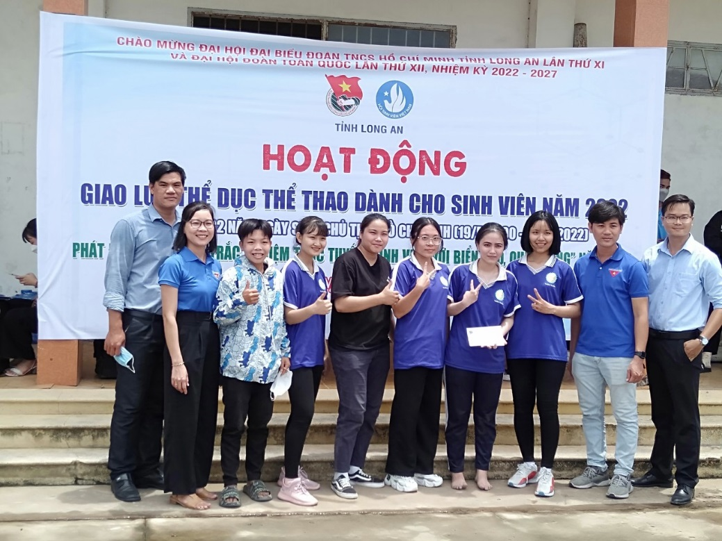 … Và nhất giải Bóng chuyền hơi nữ