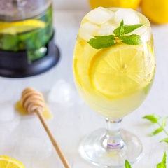 Khi uống, bạn có thể cho thêm vài viên đá nếu thích dùng lạnh hơn nữa. Ngoài ra, bạn có thể làm nhiều hơn một tý để cả nhà cùng thưởng thức nè, thức uống này hỗ trợ tiêu hóa rất tốt đó nha.