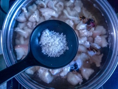 Cho 2 muỗng canh hạt nêm, 1 muỗng cà phê đường, 1 muỗng canh nước mắm và 3 muỗng cà phê tiêu vào thịt. Đun sôi liên tục với lửa nhỏ 45 phút. Khuấy nhẹ để thịt chín nhừ đều.