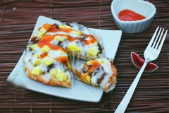 Với cách làm bánh pizza này, bạn chẳng cần tốn tiền mua lò nướng mà vẫn có những chiếc bánh pizza với đế bánh giòn tan, nhân thơm phức mùi phô mai, vị bánh đậm đà bởi sự kết hợp hoàn hảo giữa bò băm và thơm.