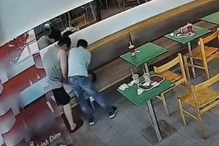 Khoảnh khắc bác sĩ ép tim cứu người ngừng tuần hoàn ở quán cà phê - Tạp chí Tri thức