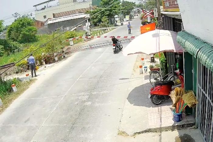 Va chạm tại đường ngang, cần chắn đường sắt gãy đôi - Chuyên trang Công an Đà Nẵng - Báo Công an Nhân dân