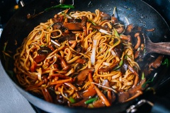 Thêm dầu mè, hành lá cắt khúc dài và lá hẹ vào đảo vài lần cho đều là được. Bạn hãy thử làm ngay món mì này vào dịp cuối tuần để thưởng thức xem!