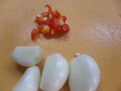Hành tây bóc vỏ cắt lát mỏng 1/3 củ, còn lại cắt nhỏ hạt lựu. Cà chua rửa sạch, cắt múi cau. Tỏi bóc vỏ băm nhỏ. Ớt cắt nhỏ.