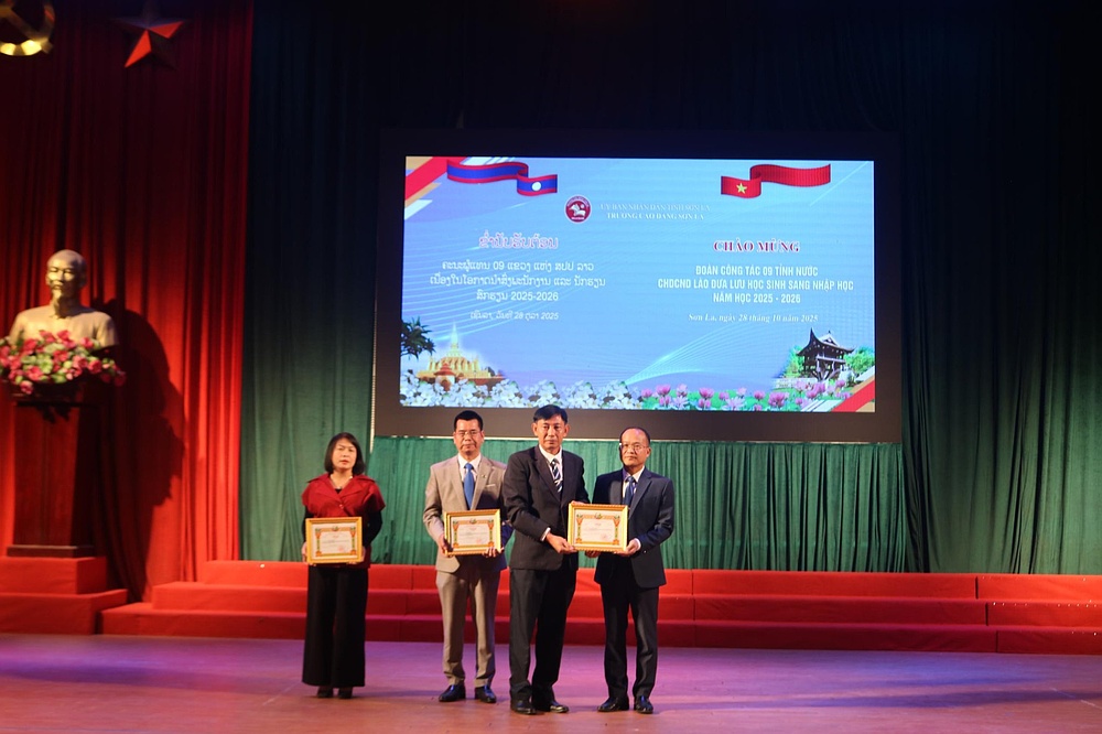 Trường Đại học Tây Bắc đón tiếp, làm việc với đoàn công tác các tỉnh nước CHDCND Lào và lưu học sinh nhập học năm học 2025 - 2026