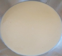 Dùng một tô lớn, cho 240gr bột gạo, 180gr đường, 150ml nước, 200ml nước cốt dừa vào tô, khuấy tan. Sau đó cho trứng gà đánh tan vào, khuấy đều.