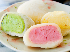 Khi ăn lấy bánh ra 10-15 phút để cho lớp vỏ mochi mềm hơn trước khi ăn. Sự kết hợp của mochi dẻo thơm với kem lạnh ăn vào mùa hè quả là tuyệt cú mèo. Và tùy vào khẩu vị của từng thành viên trong gia đình mà bạn có thể phối hợp các hương vị khác nhau nhé!
