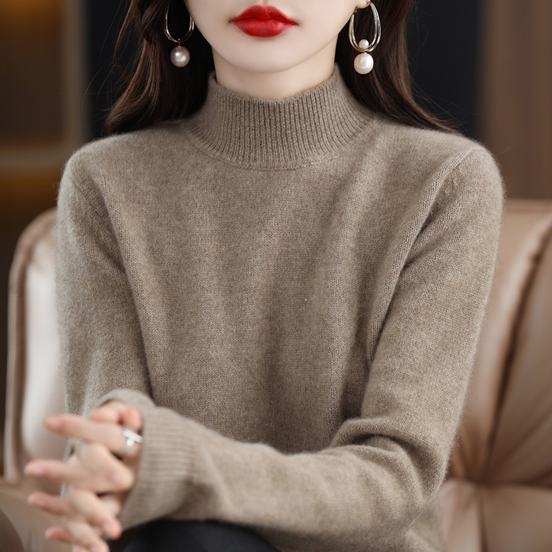 Women's wool sweater with high collar and ribbed texture