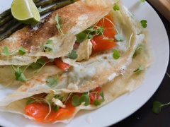 Một chút biến tấu thay vì làm bánh crepe truyền thống kẹp cùng nhân cá hồi xông khói chắc hẳn sẽ khiến mọi người trong gia đình bạn thích thú.