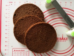 Trộn lòng đỏ trứng với dầu bắp và sữa, rây 50g bột mì và 5g bột cacao vào trộn đều. Sau đó thêm lòng trắng trứng đã đánh vào lòng đỏ trứng trộn đều. Tiếp đến, đổ hỗn hợp vừa trộn xong vào một khuôn bánh cao hình tròn. Làm nóng trước lò nướng ở 180 độ C,Sau đó hạ xuống 160 độ C, cho bánh vào lò nướng khoảng 35 phút. Bánh chín lấy ra để nguội, cắt làm 3 miếng mỏng.
